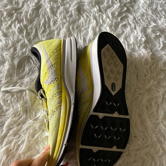 Yellow Nike Flyknit - Picture 5 of 7